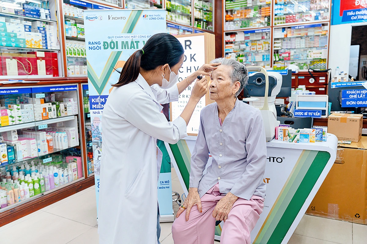 Chương Trình Tầm Soát Thị Lực Miễn Phí - Bảo Vệ Sức Khỏe Đôi Mắt Người Việt - Ảnh 2.