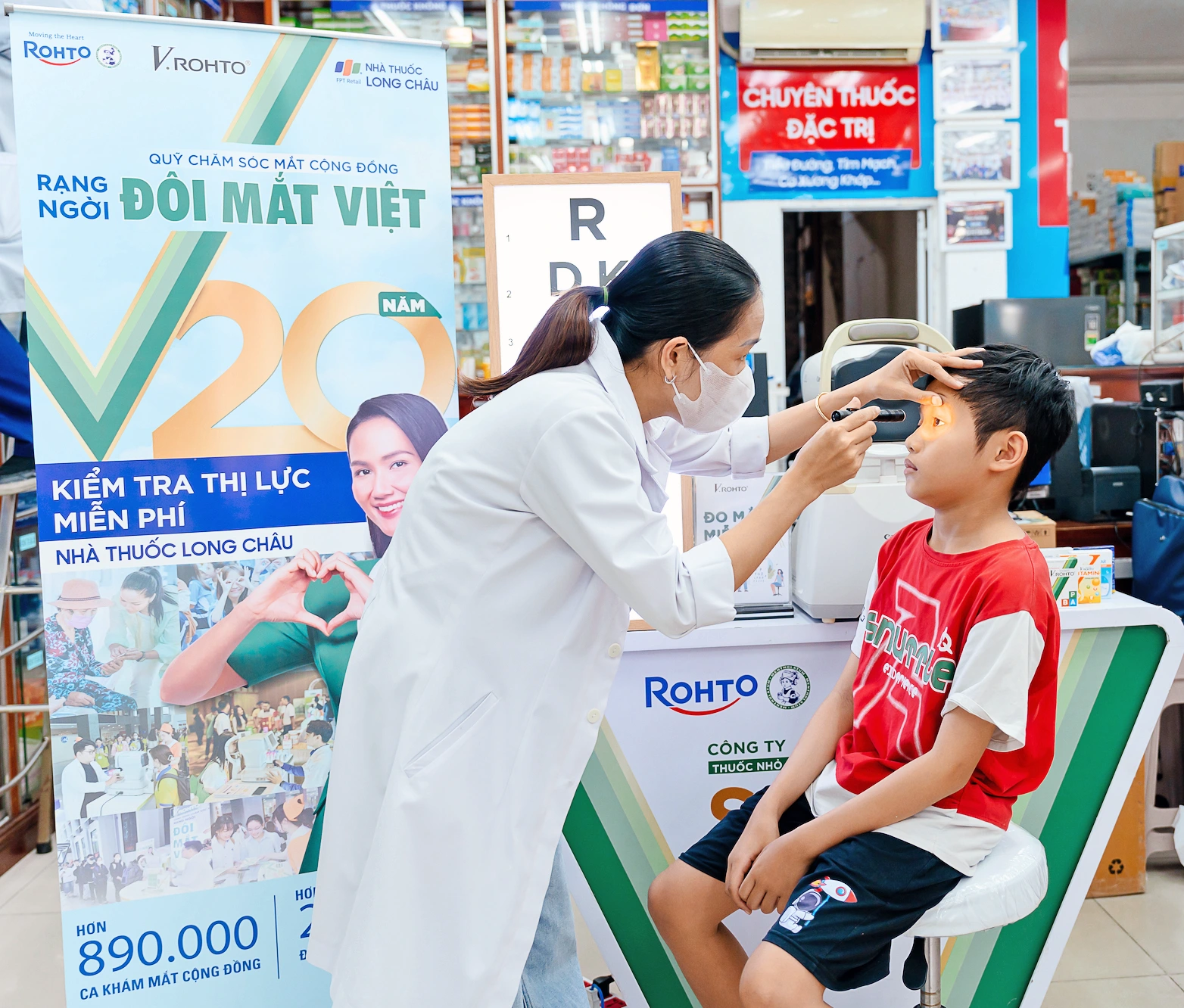 Chương Trình Tầm Soát Thị Lực Miễn Phí - Bảo Vệ Sức Khỏe Đôi Mắt Người Việt - Ảnh 1.