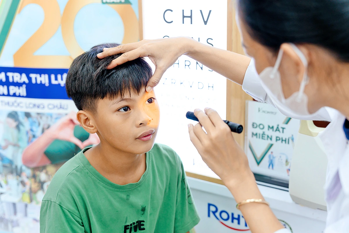 Chương Trình Tầm Soát Thị Lực Miễn Phí - Bảo Vệ Sức Khỏe Đôi Mắt Người Việt - Ảnh 3.