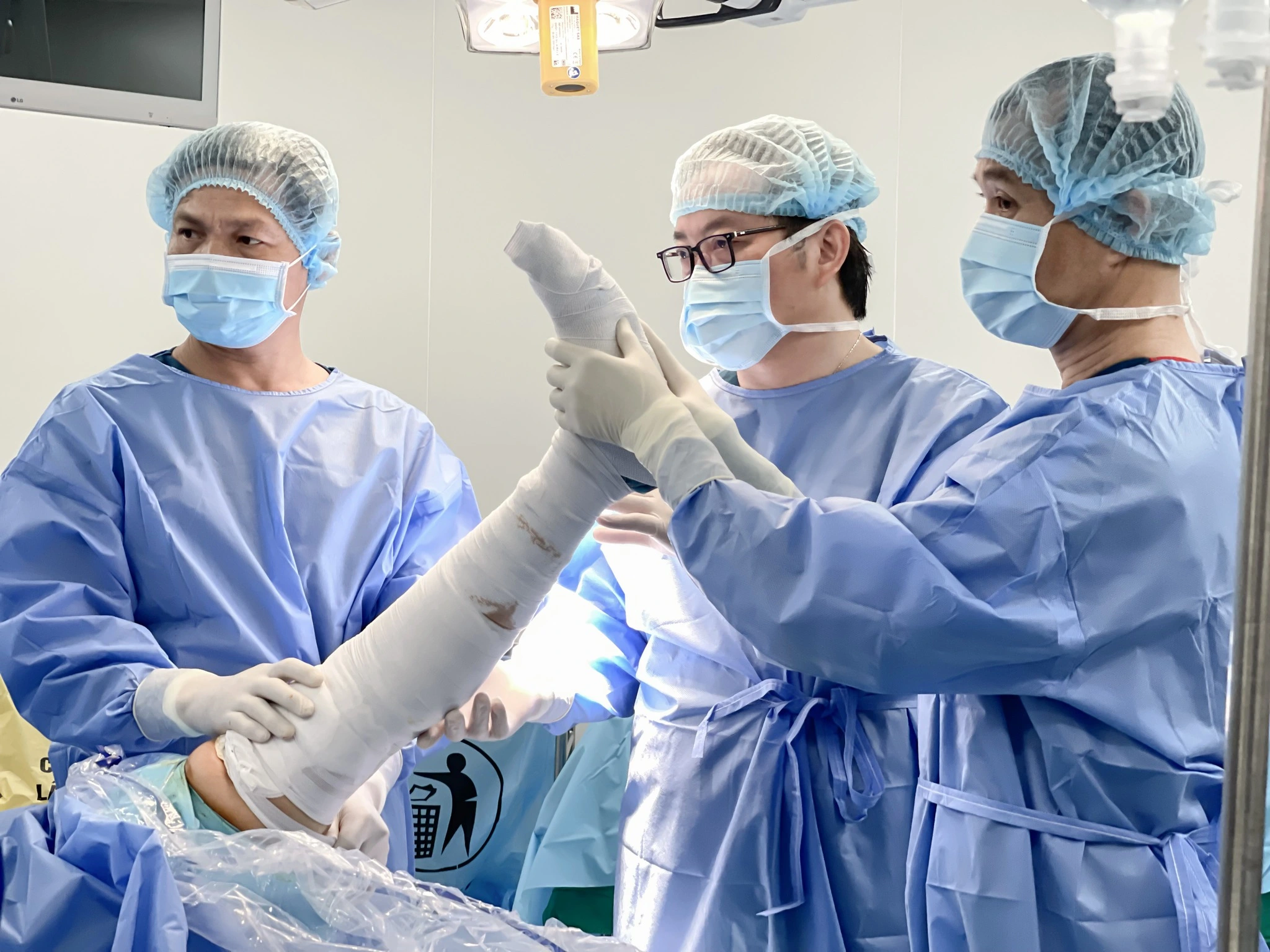 Phẫu thuật tái tạo dây chằng cho bệnh nhân sau 10 năm chấn thương - Ảnh 2.