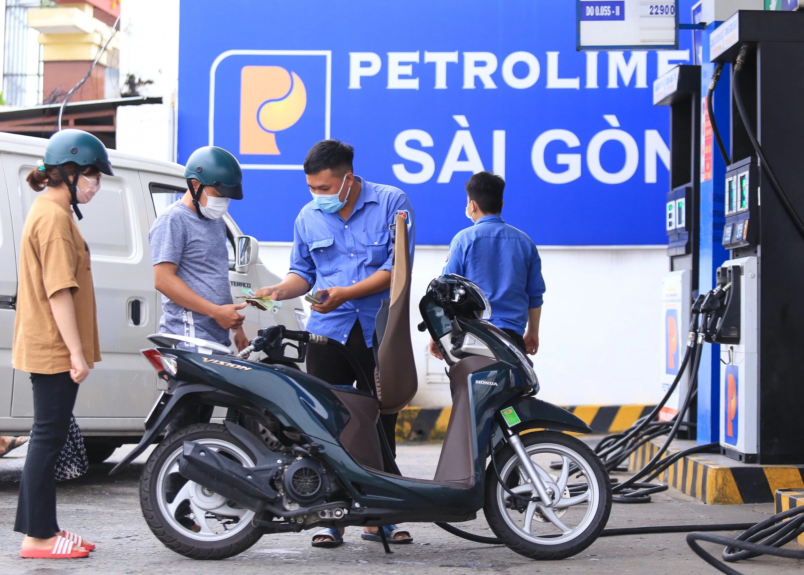 Giá xăng dầu ngày 10.6.2025: Liệu có đợt tăng giá mới trong nước? - Ảnh 1.