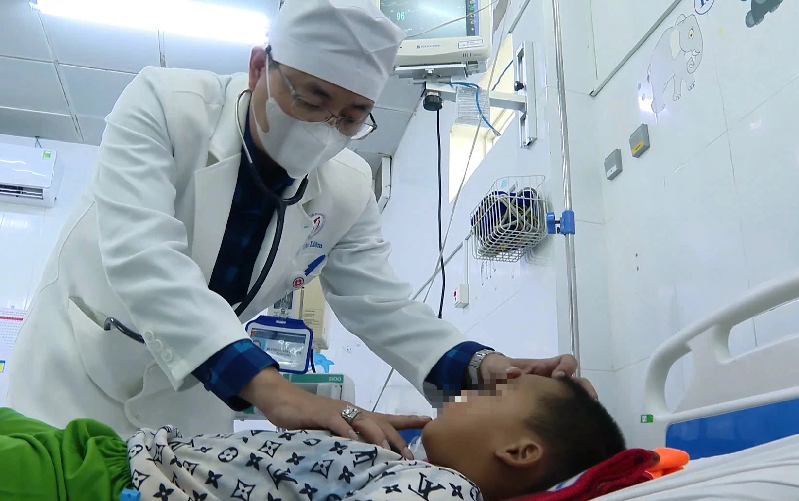 Cứu chữa kịp thời 4 trẻ em bị ngộ độc thuốc diệt chuột - Ảnh 1.
