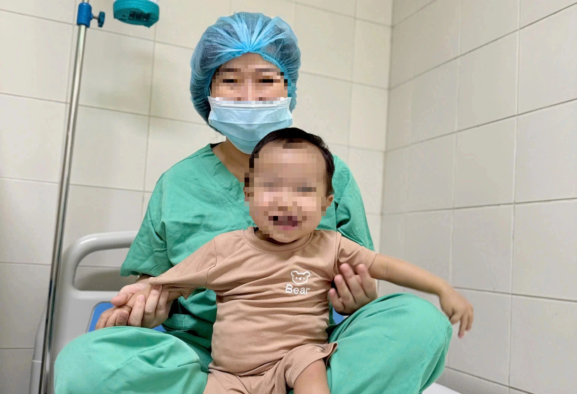 Bé V.Q.H trong ngày xuất viện