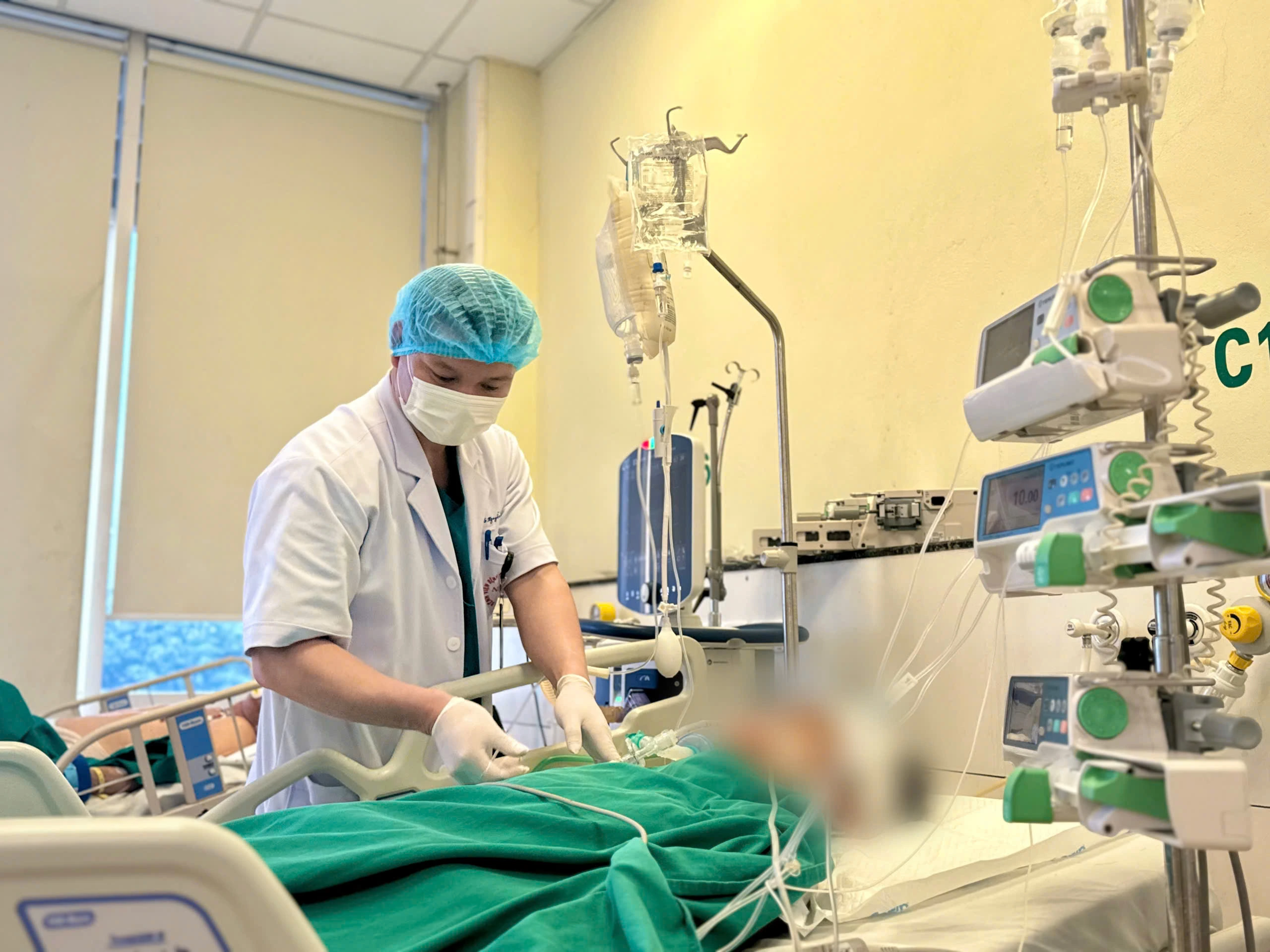 Bệnh nhân vô danh được cứu sống trong giờ vàng - Ảnh 1.