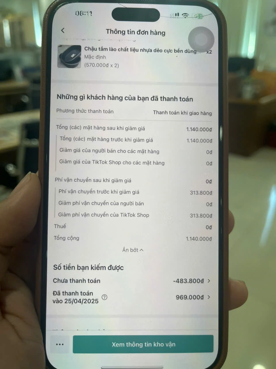 Shop bán lẻ nhọc nhằn cạnh tranh trên sàn điện tử - Ảnh 1.