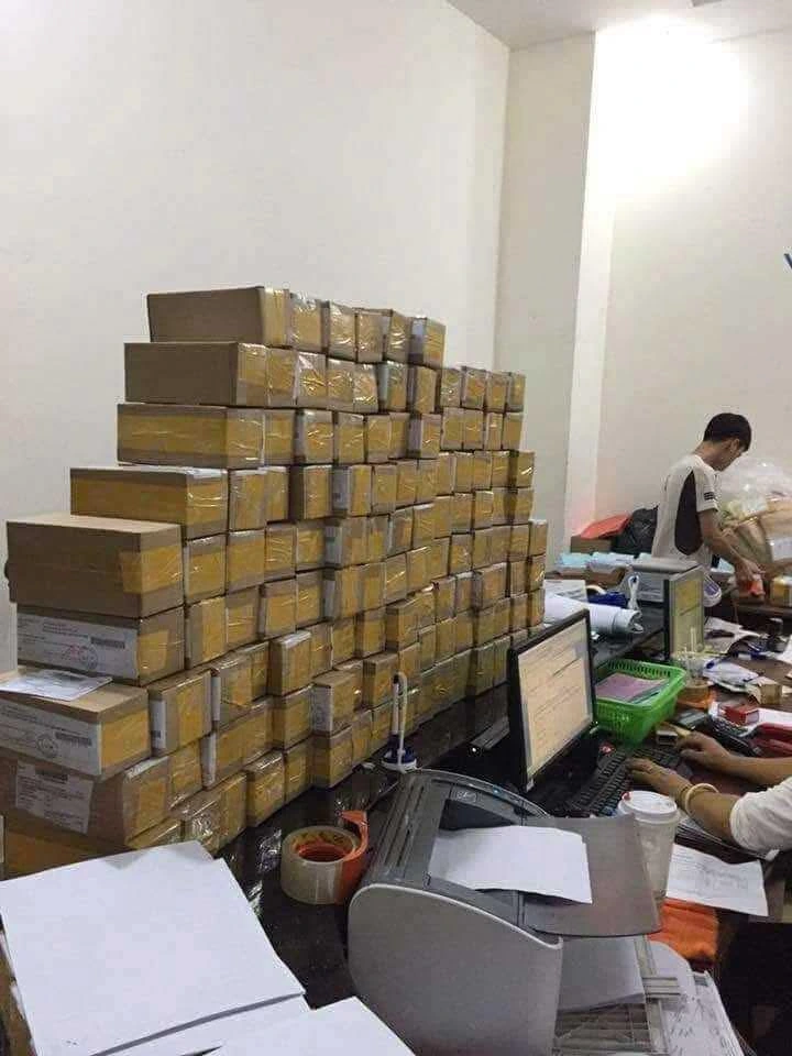 Shop bán lẻ nhọc nhằn cạnh tranh trên sàn điện tử - Ảnh 2.