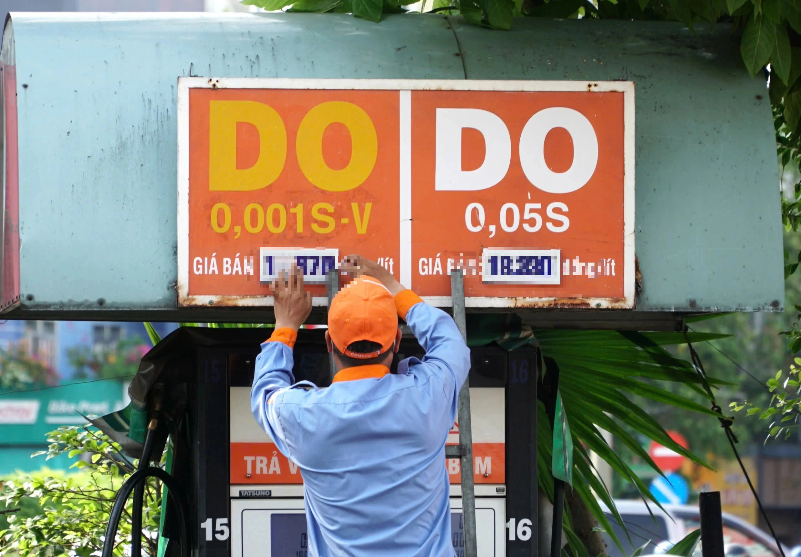 Giá xăng dầu hôm nay 5.5.2025: Chiều nay xăng trong nước giảm bao nhiêu đồng một lít? - Ảnh 1.