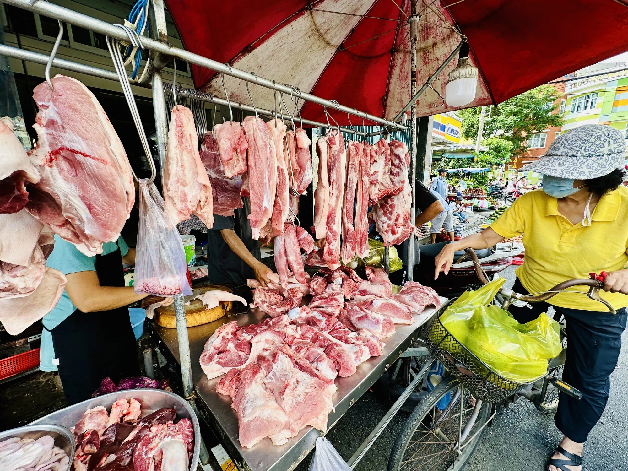 Cập nhật giá heo hơi ngày 12.6.2025: Thị trường heo và gà vẫn giữ mức cao - Ảnh 1.