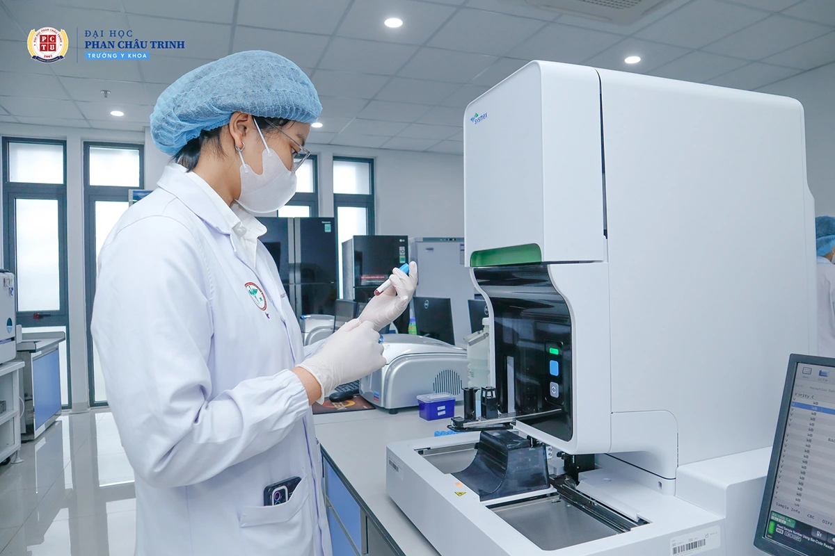 Trường Đại học Phan Châu Trinh tiên phong ứng dụng AI và công nghệ sinh học y khoa - Ảnh 2.