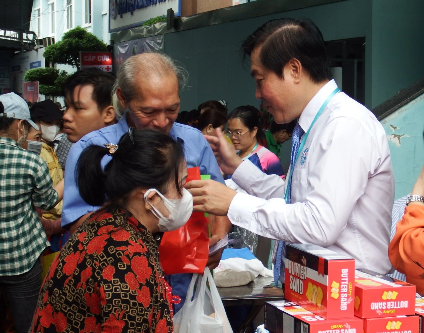 Phiên chợ 0 đồng tại Bệnh viện TP.Thủ Đức: 'Chia sẻ yêu thương - Gieo mầm hạnh phúc' - Ảnh 1.