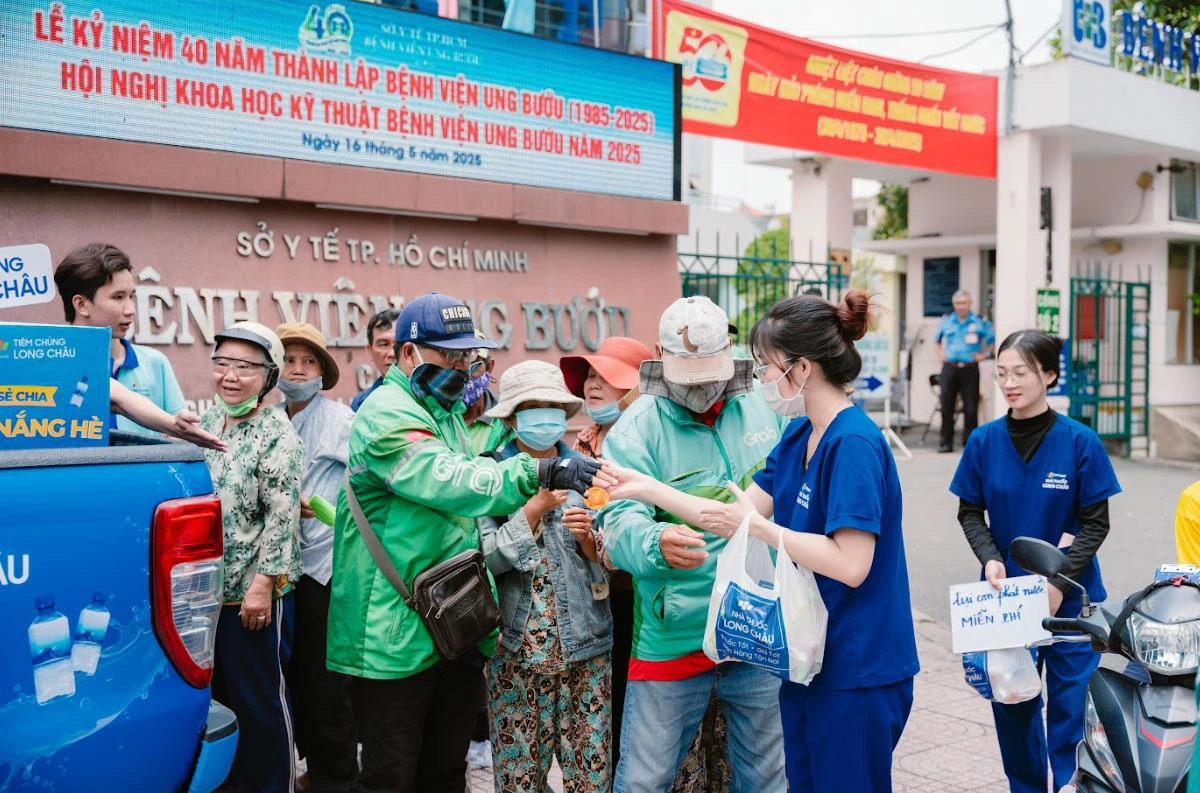 Những nụ cười mát lành giữa trưa hè từ xe nước miễn phí của Long Châu- Ảnh 1.