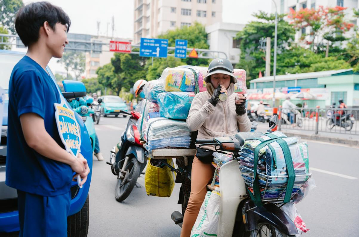 Những nụ cười mát lành giữa trưa hè từ xe nước miễn phí của Long Châu- Ảnh 4.
