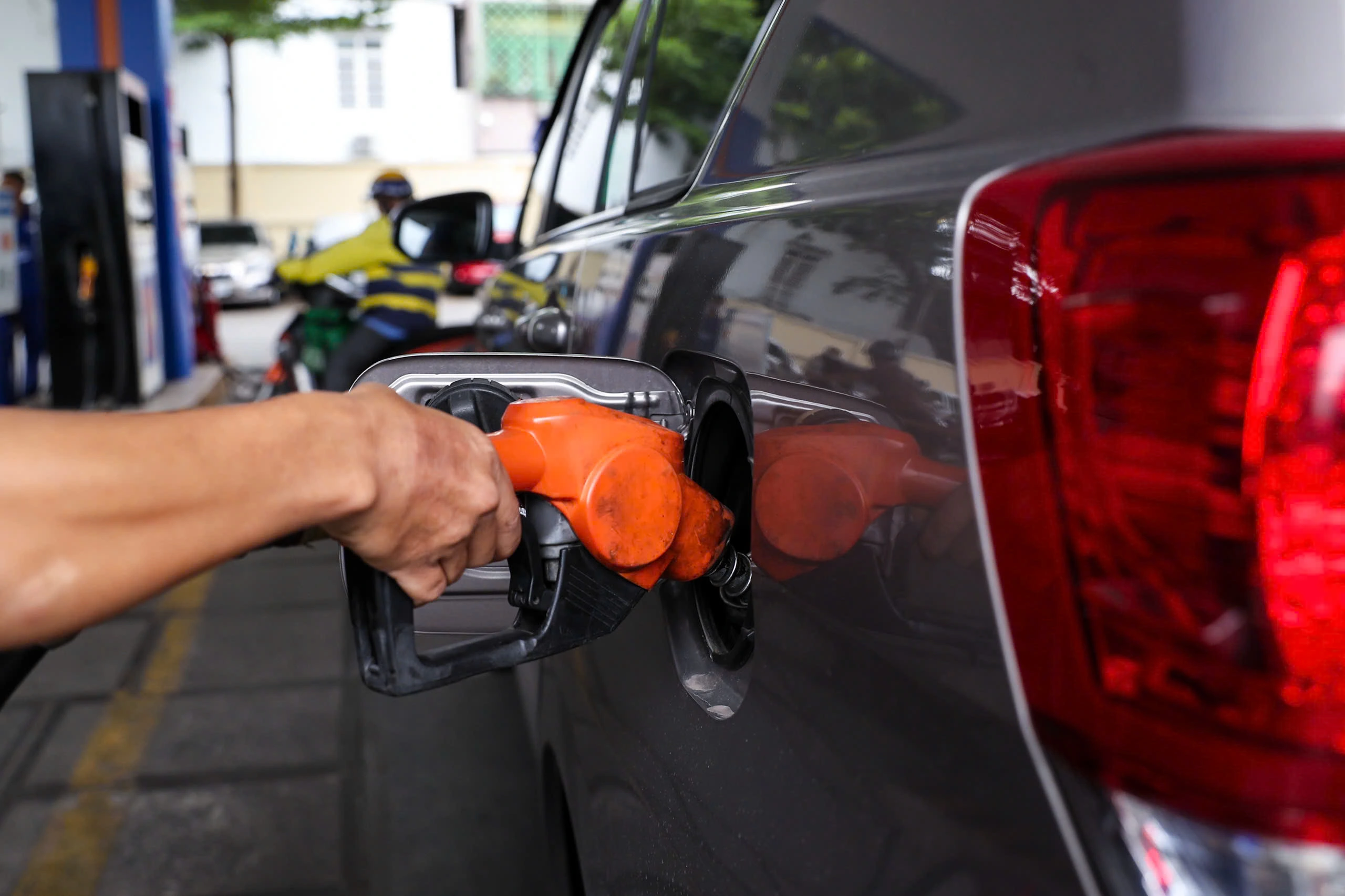 Giá xăng dầu hôm nay 13.8.2025: Trong nước giảm bao nhiêu đồng một lít?- Ảnh 1.