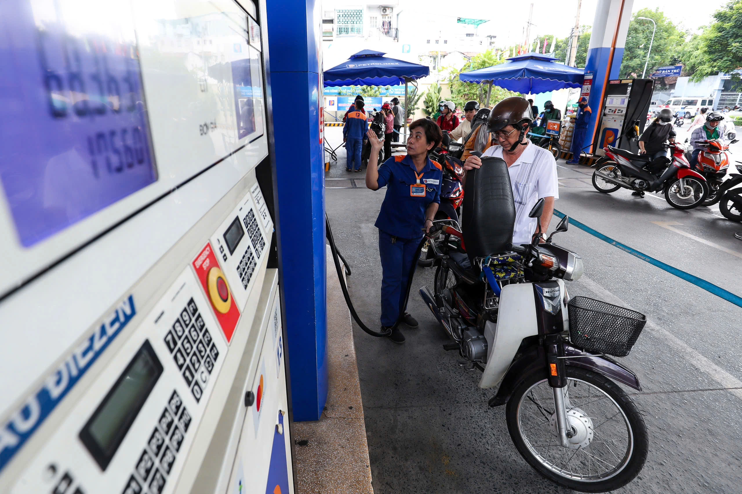 Giá xăng dầu hôm nay 6.5.2025: Xăng trong nước có thể giảm tiếp trong tuần này- Ảnh 1.