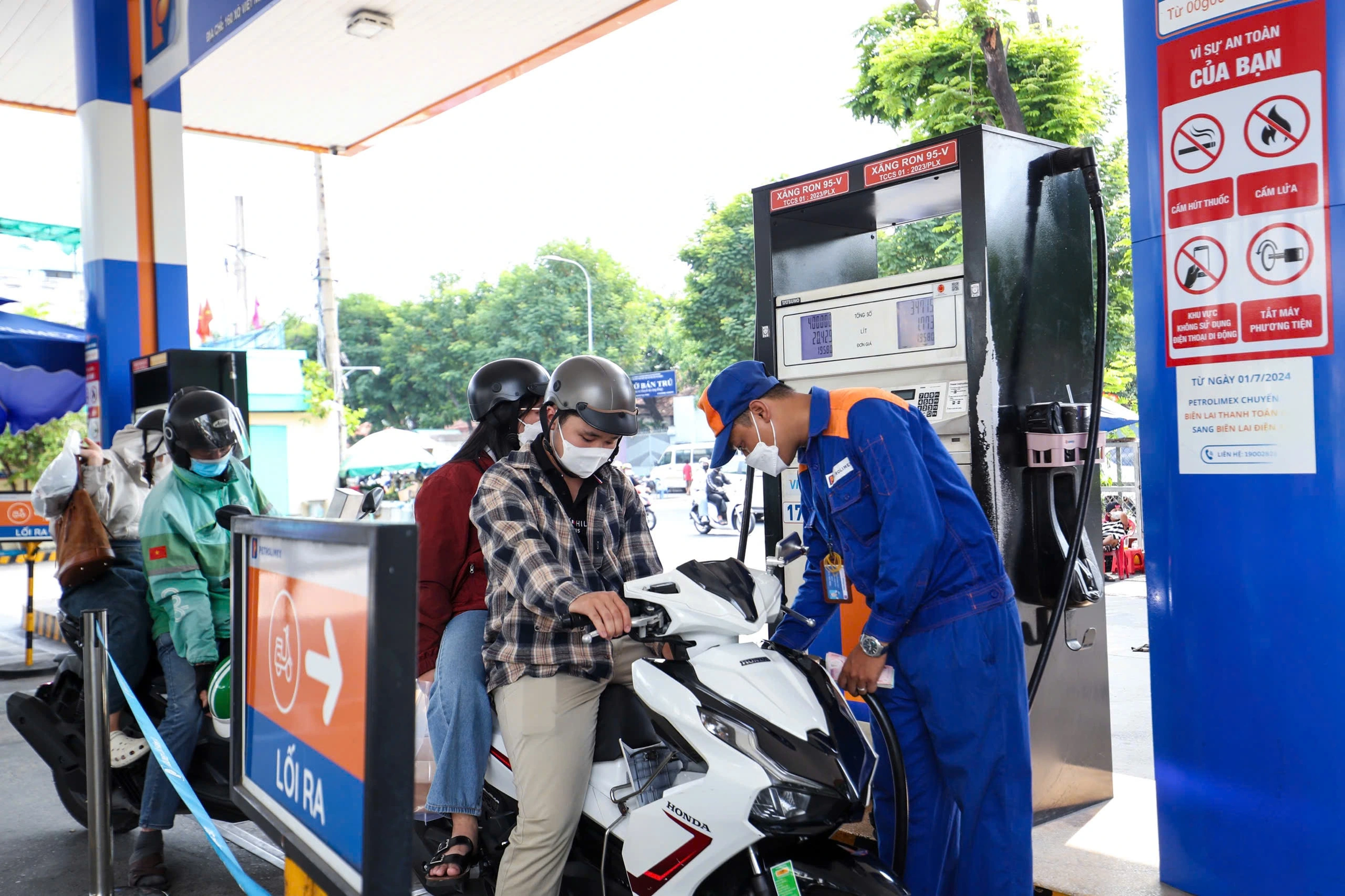 Giá xăng dầu hôm nay 3.5.2025: Xăng trong nước giảm bao nhiêu sau kỳ nghỉ lễ?- Ảnh 1.