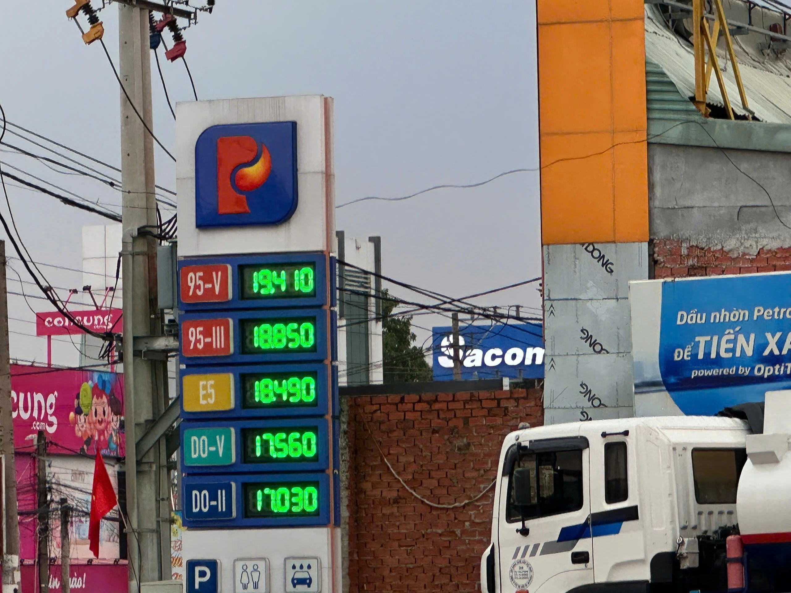 Giá xăng dầu hôm nay 14.5.2025: Xăng trong nước tăng bao nhiêu đồng một lít?- Ảnh 1.